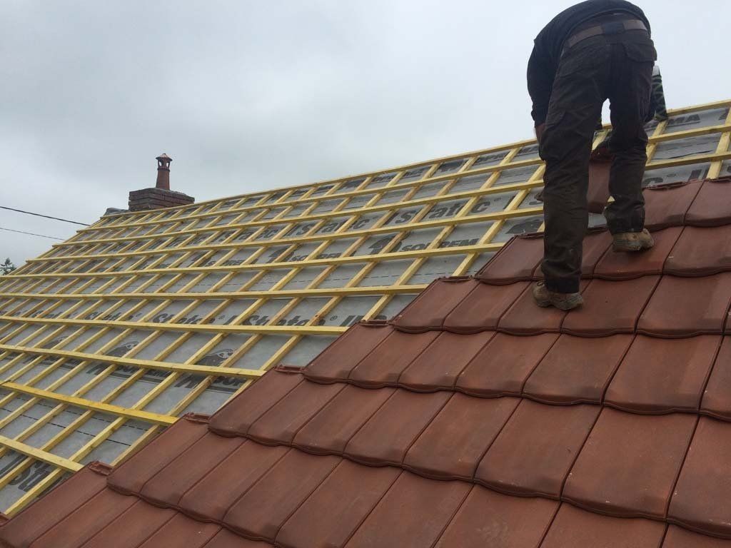 Pose de tuile sur toit