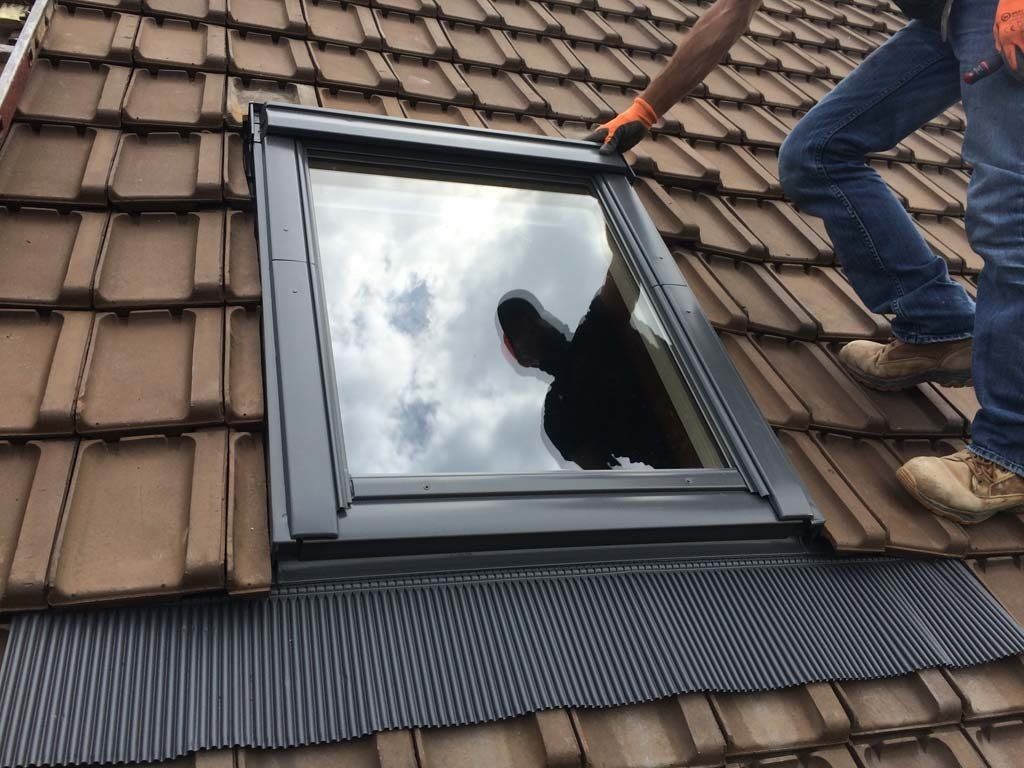 Pose de fenêtre de toit