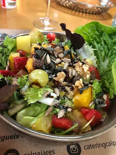 Un primer plano de una ensalada en un tazón sobre una mesa.