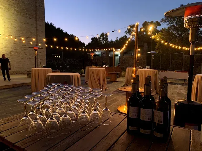 Una mesa con botellas de vino y copas de vino encima.