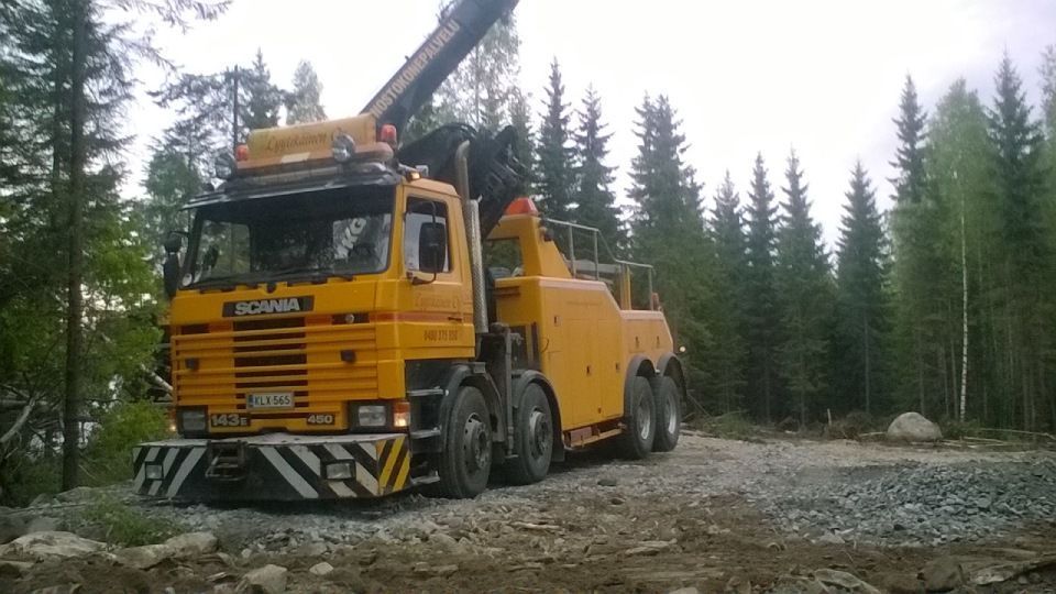 Hinausauto keskellä vaikeakulkuista maastoa