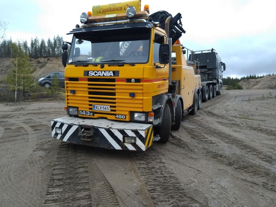 Hinausauto vetää kuorma-autoa takaperin