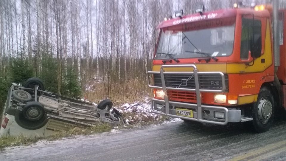 Hinausauto nostaa katolleen ajautunutta autoa ojasta