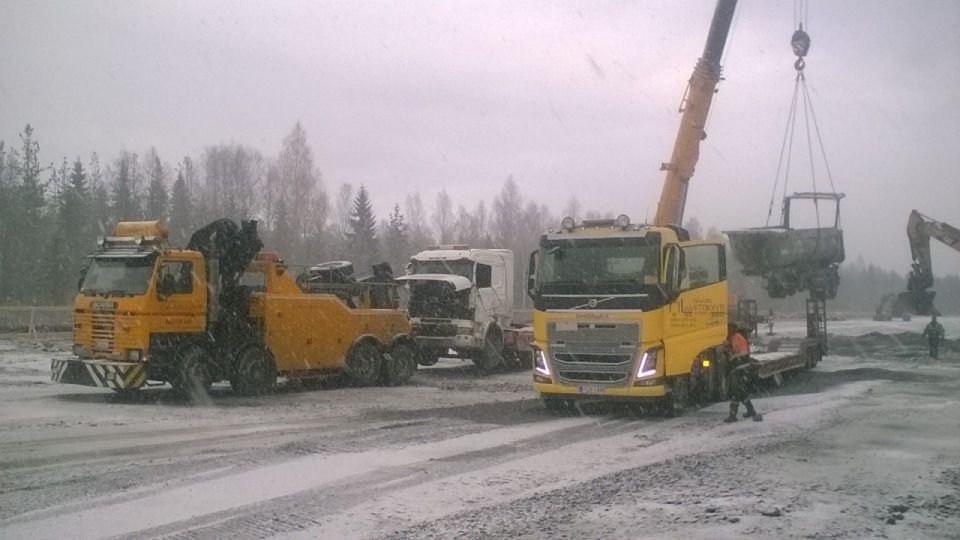 Hinausauto nostaa kuorma-auton perävaunua