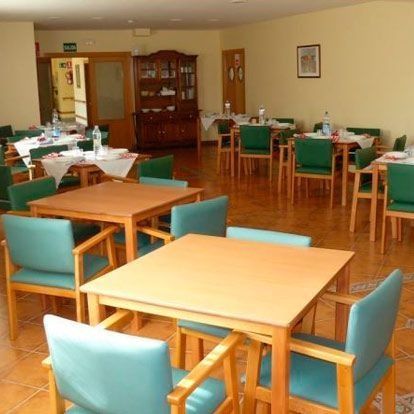 Una gran sala con mesas y sillas.