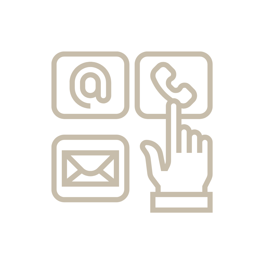 Una mano apunta a un teléfono, un correo electrónico y un ícono de teléfono.