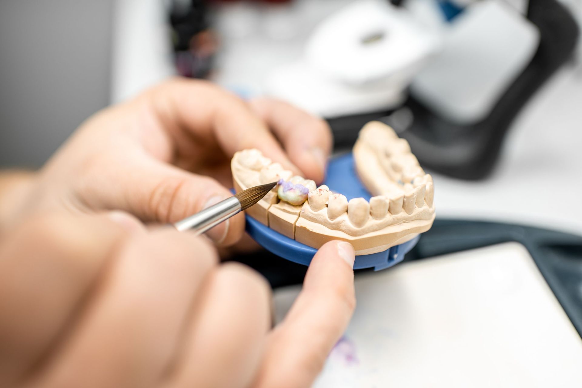 Un dentista está trabajando en un modelo de los dientes de una persona.