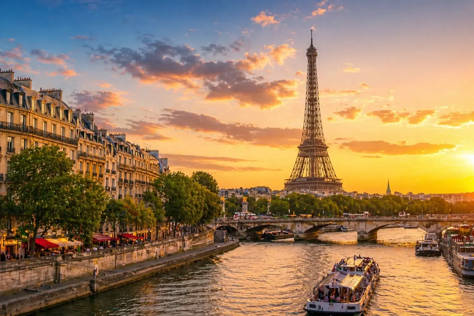 Vista del atardecer de la Torre Eiffel sobre el Sena en París, con barcos de vapor y cielo dorado.