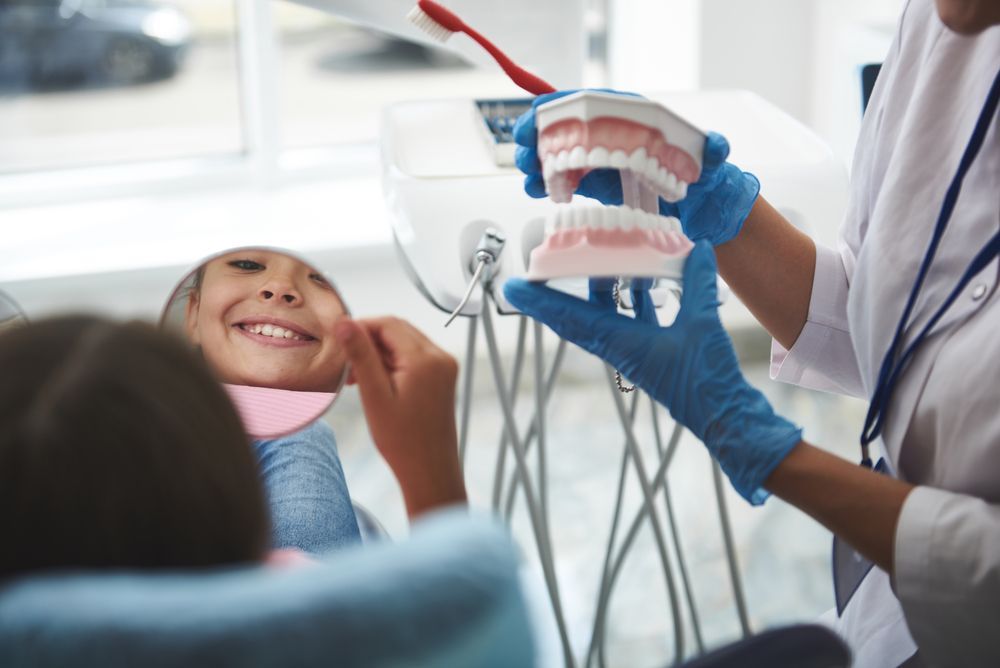 Una fotografía de larga exposición de una ciudad de noche.