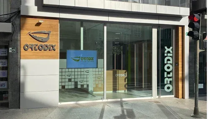 El frente de un edificio con un cartel que dice 'ortodix'.