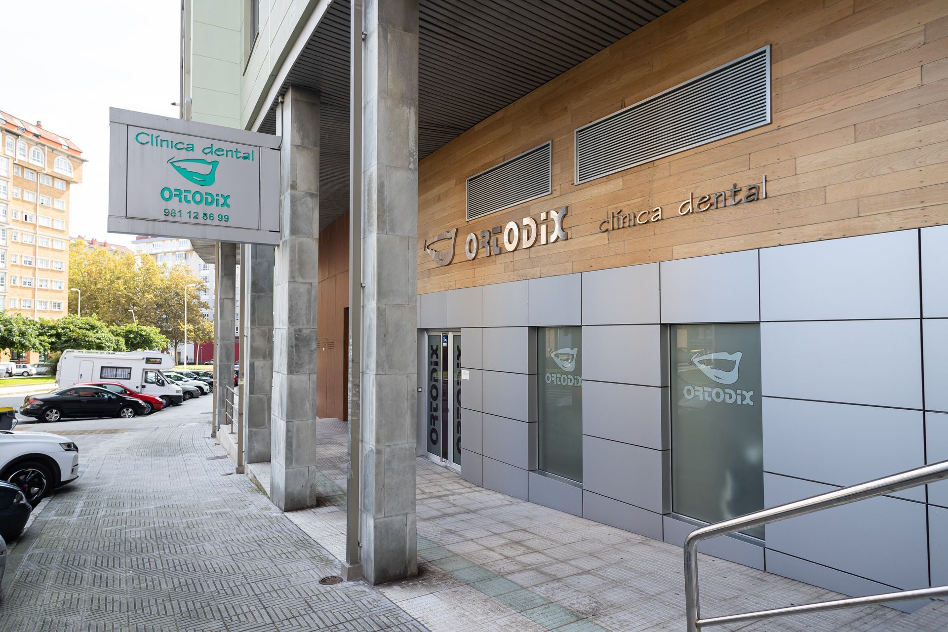 El frente de un edificio con un cartel que dice 'ortodix'.