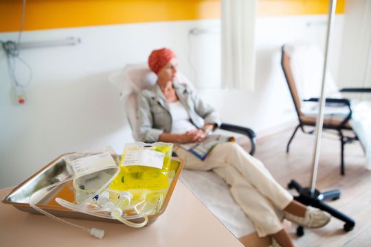 Une patiente attend sa chimiothérapie
