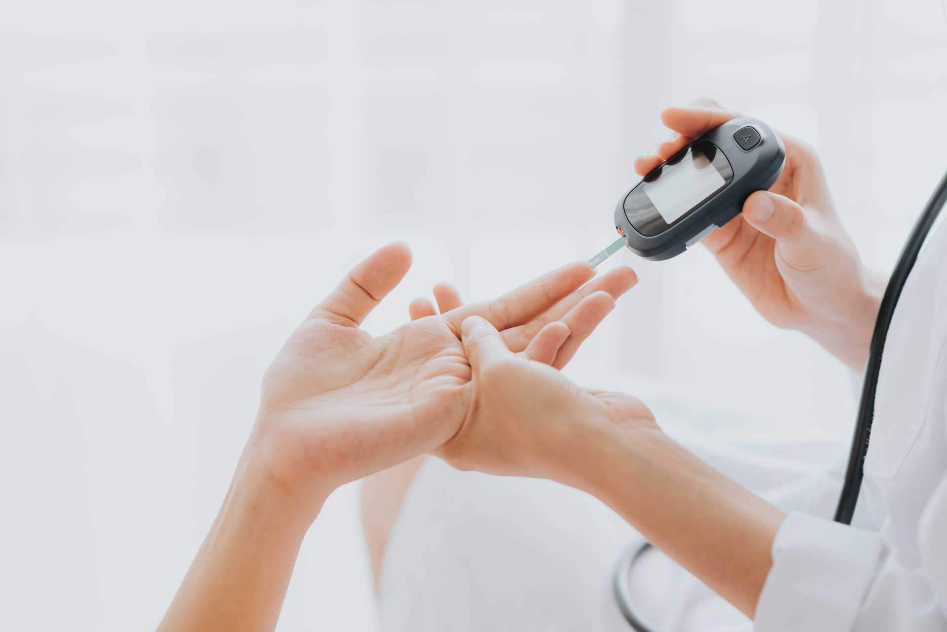 Test de glycémie par une infirmière