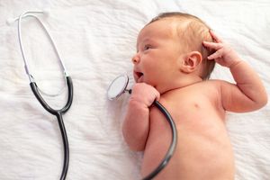 Un bébé avec un stéthoscope