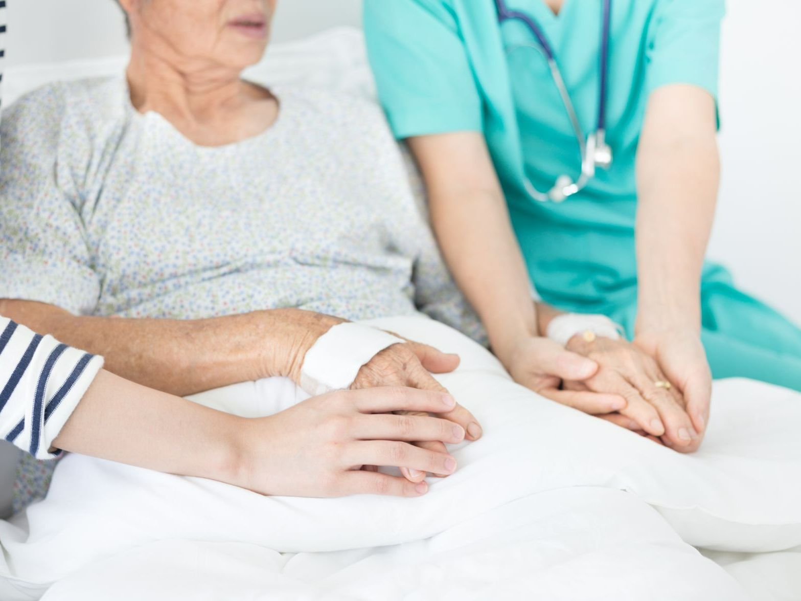 Une patiente entourée de son enfant et de son infirmière