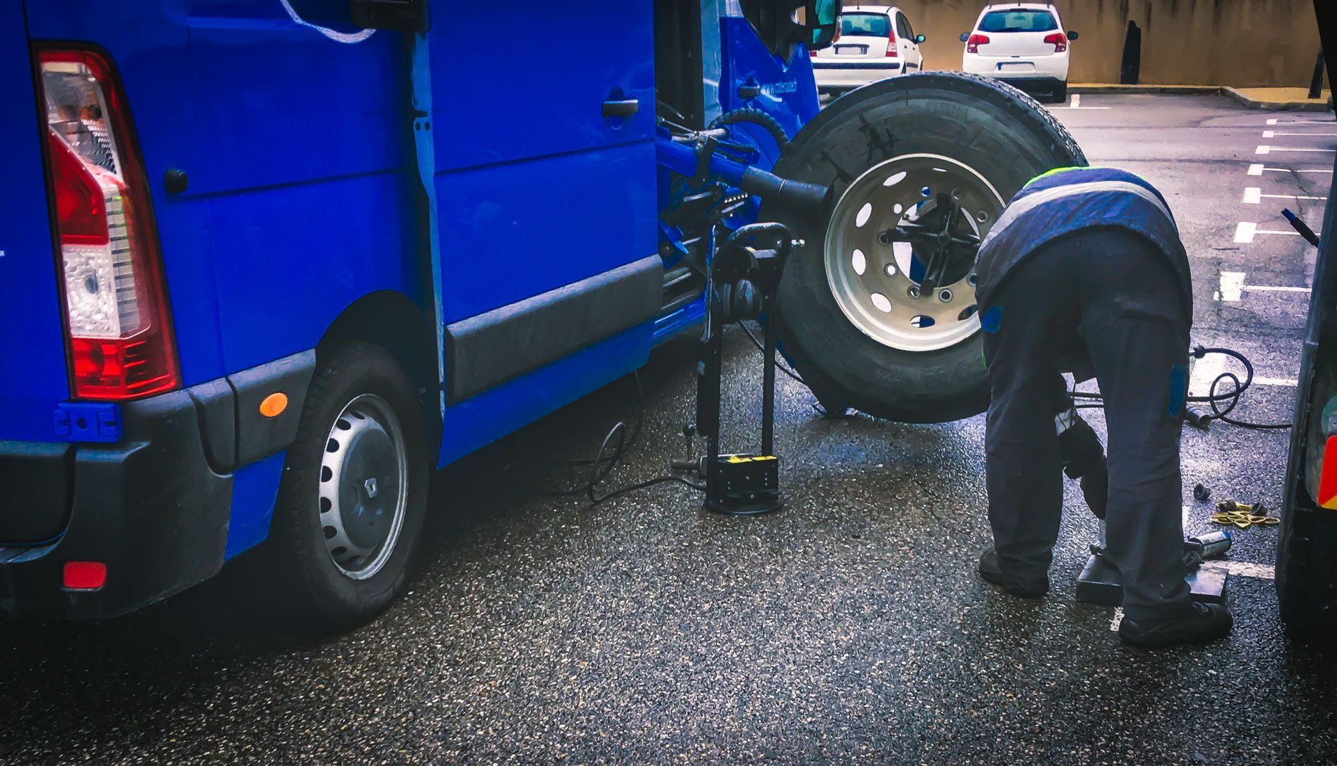 Remplacement d'une roue d'un camion.