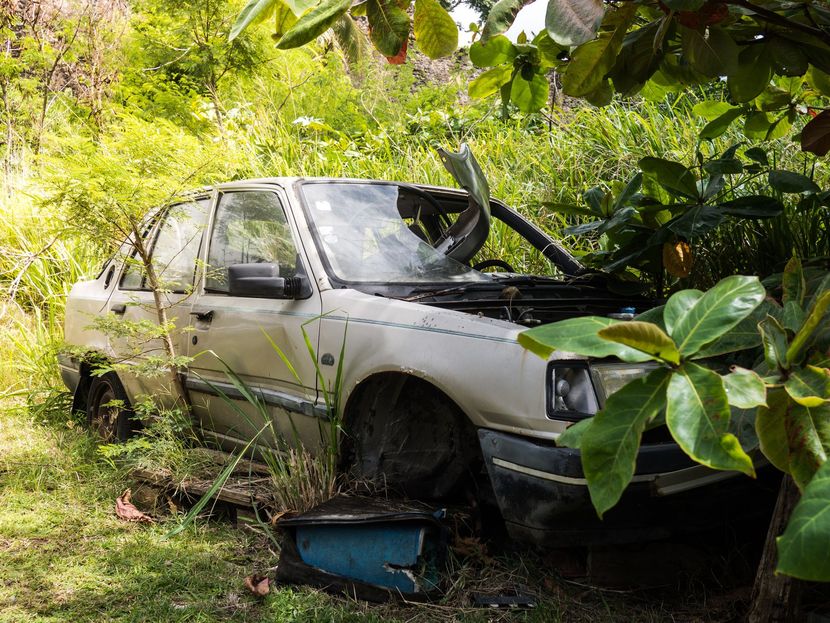 Voiture hors d'usage dans la nature.
