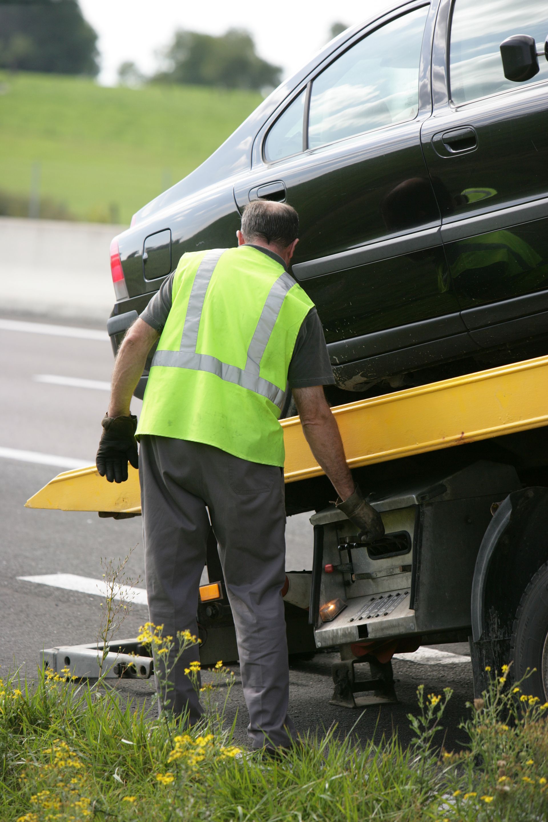 Remorquage d'une voiture par une dépanneuse.