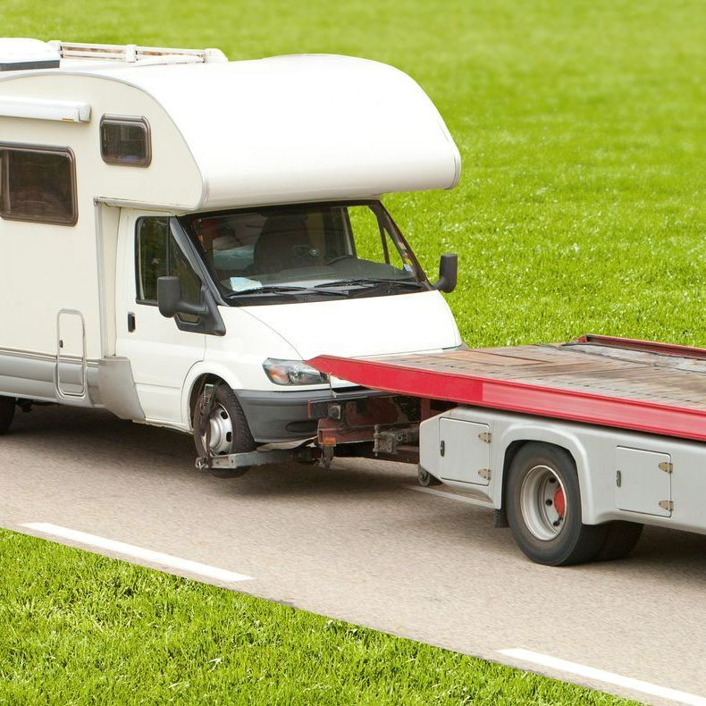 Un camping-car transporté par un dépanneur.
