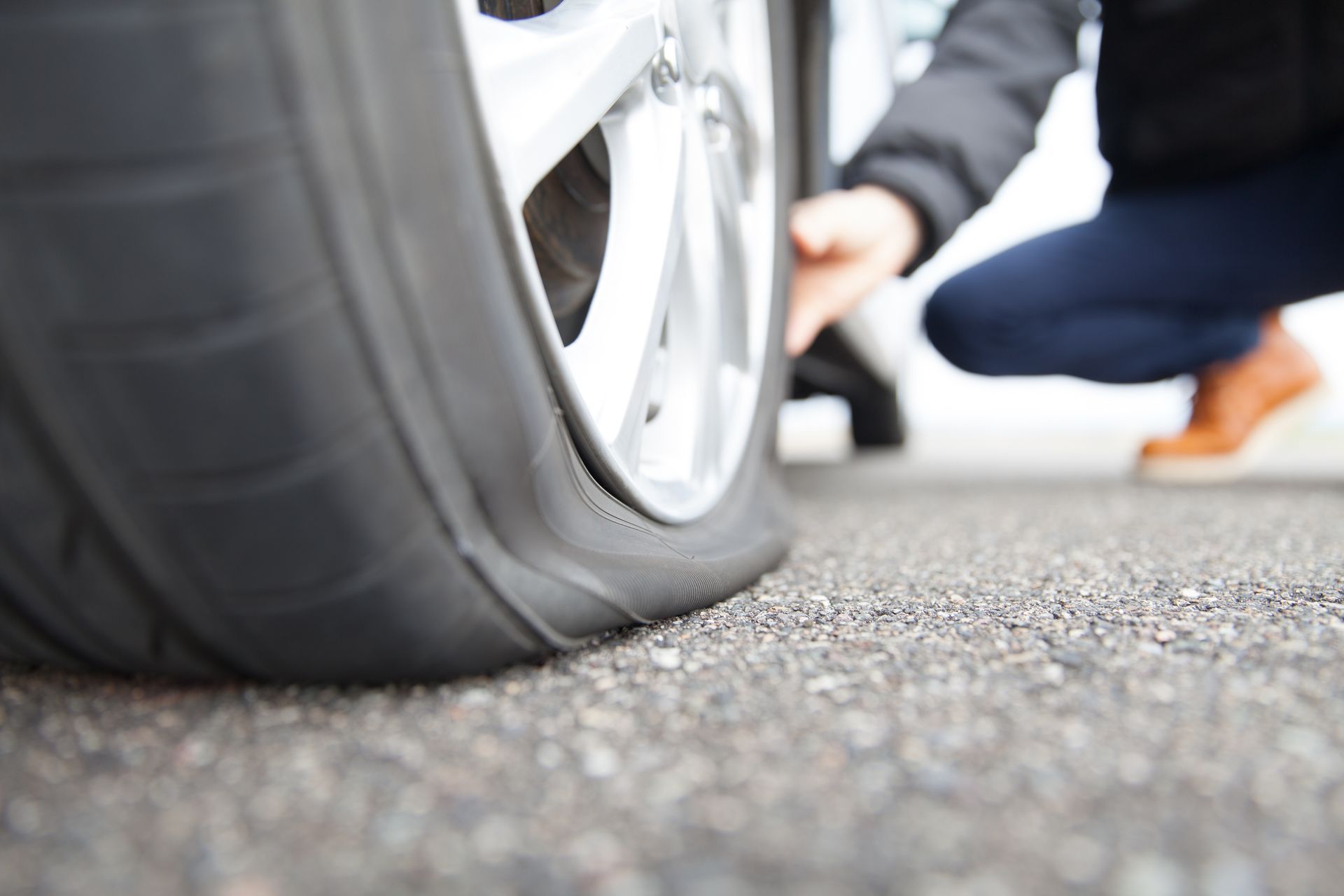 Une roue de voiture à plat.