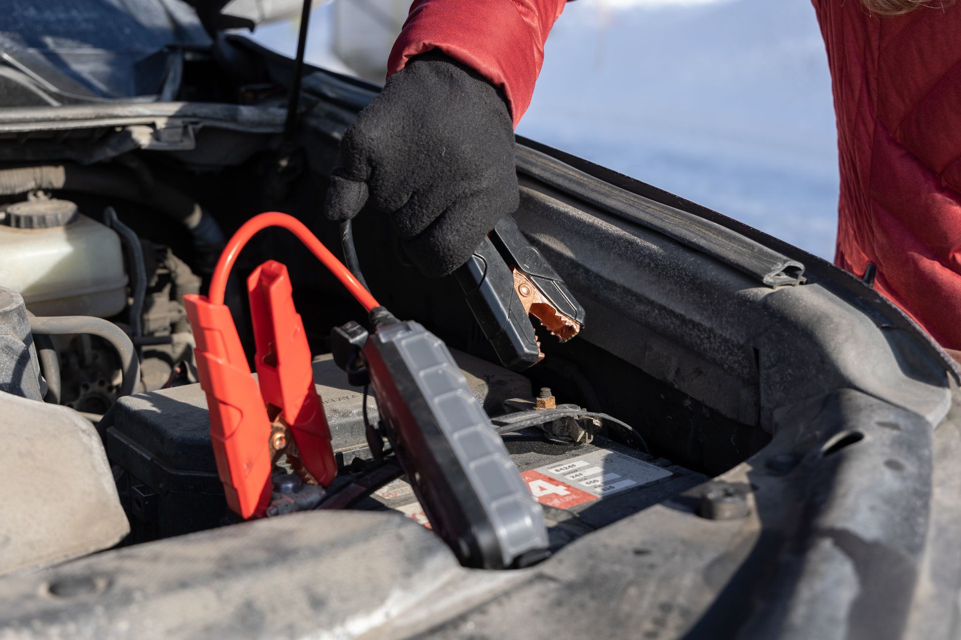 Mise en place de pinces sur une batterie de voiture.