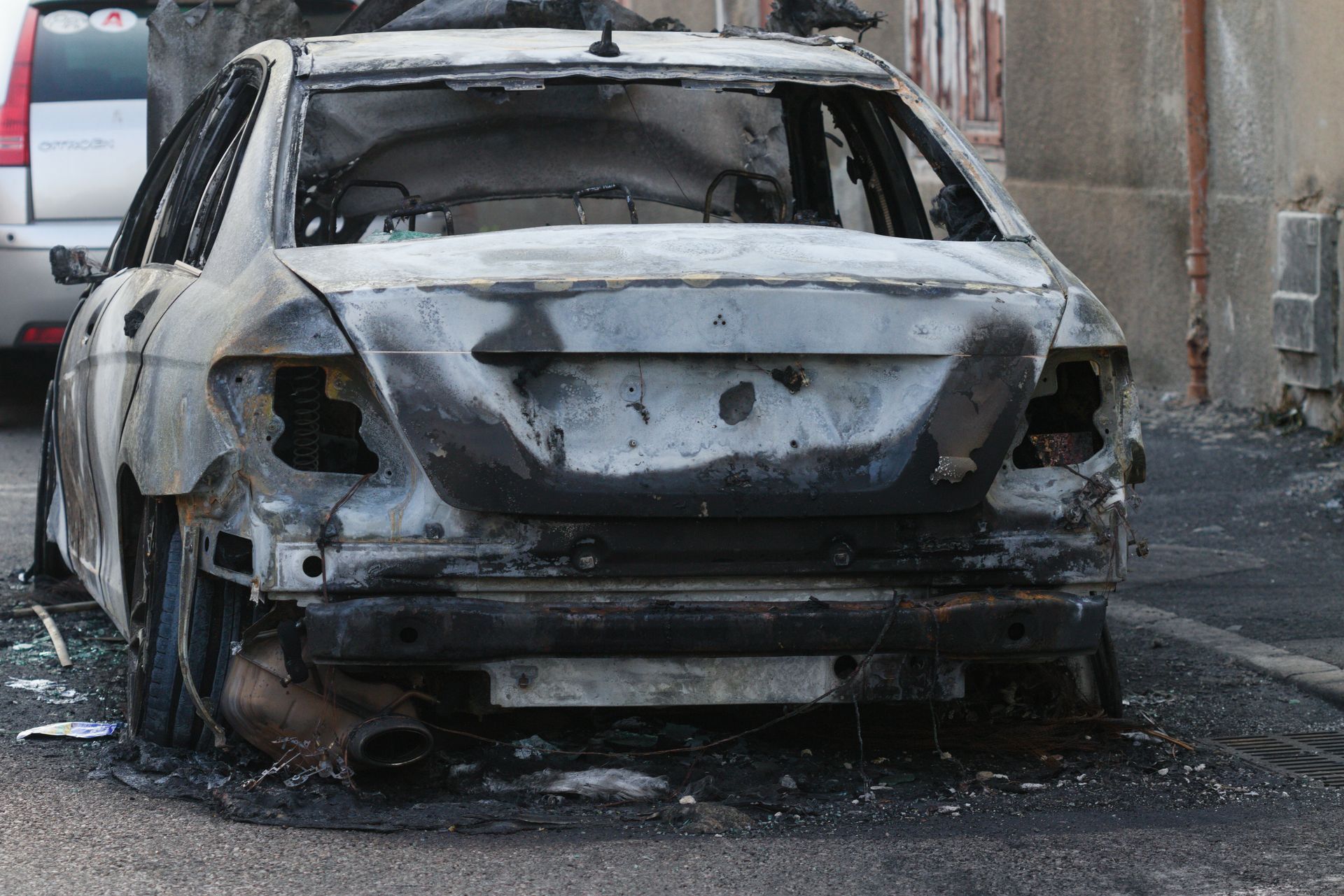 Une voiture en partie détruite par le feu.
