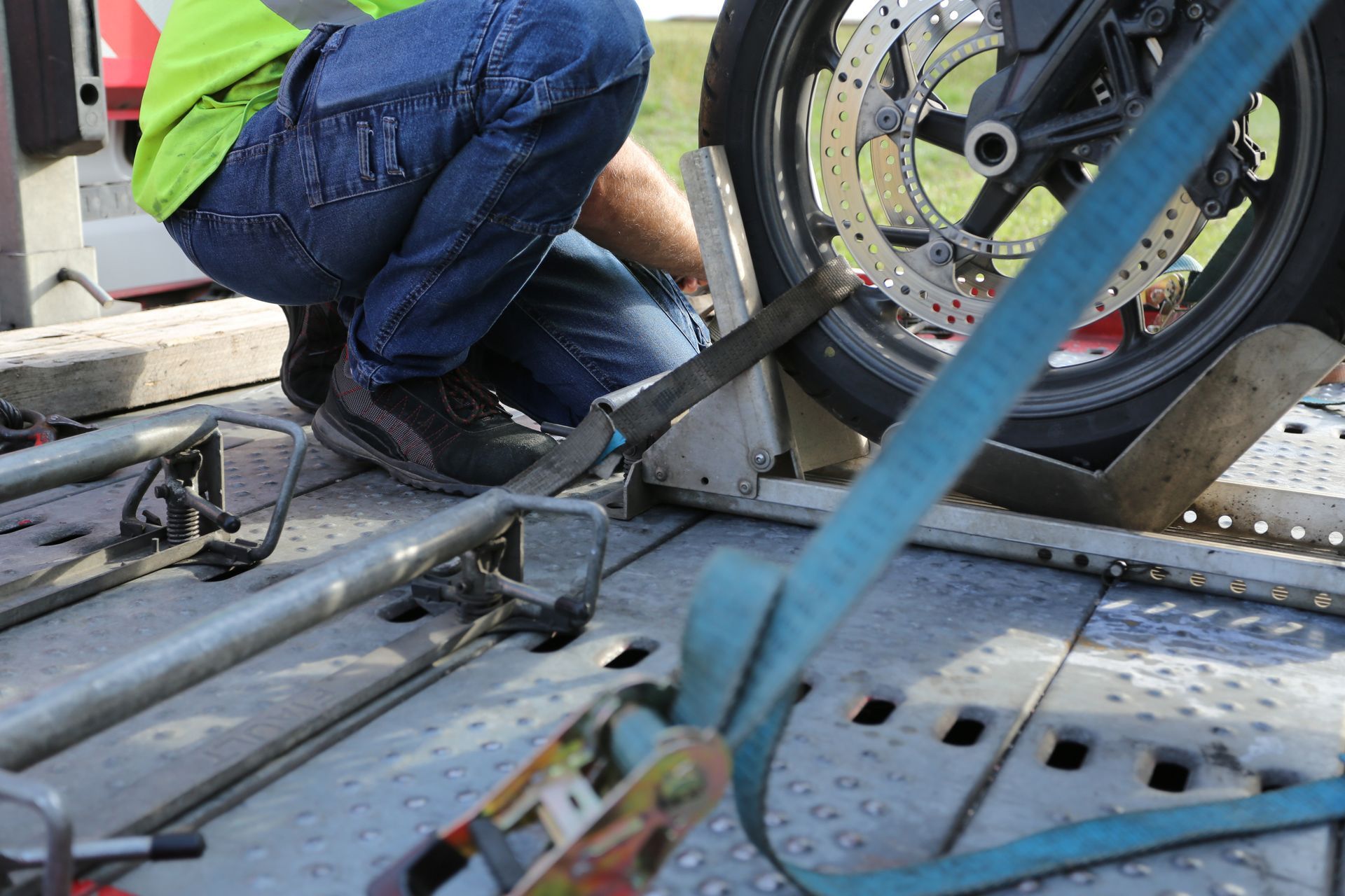 Une moto est attachée dans le cadre d'un remorquage.