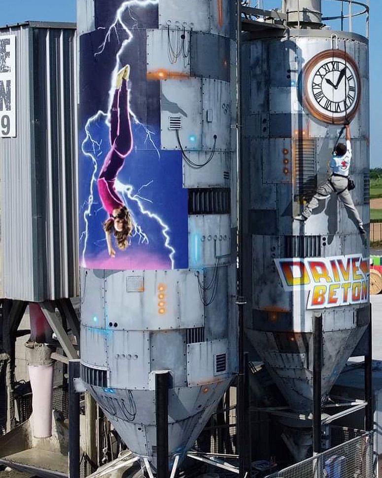 Silos de l'entreprise Drive Béton avec des décorations faisant penser à Retour vers le futur
