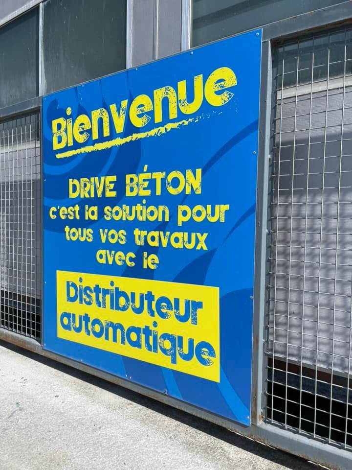 Pancarte de Drive Béton indiquant un distributeur automatique de béton