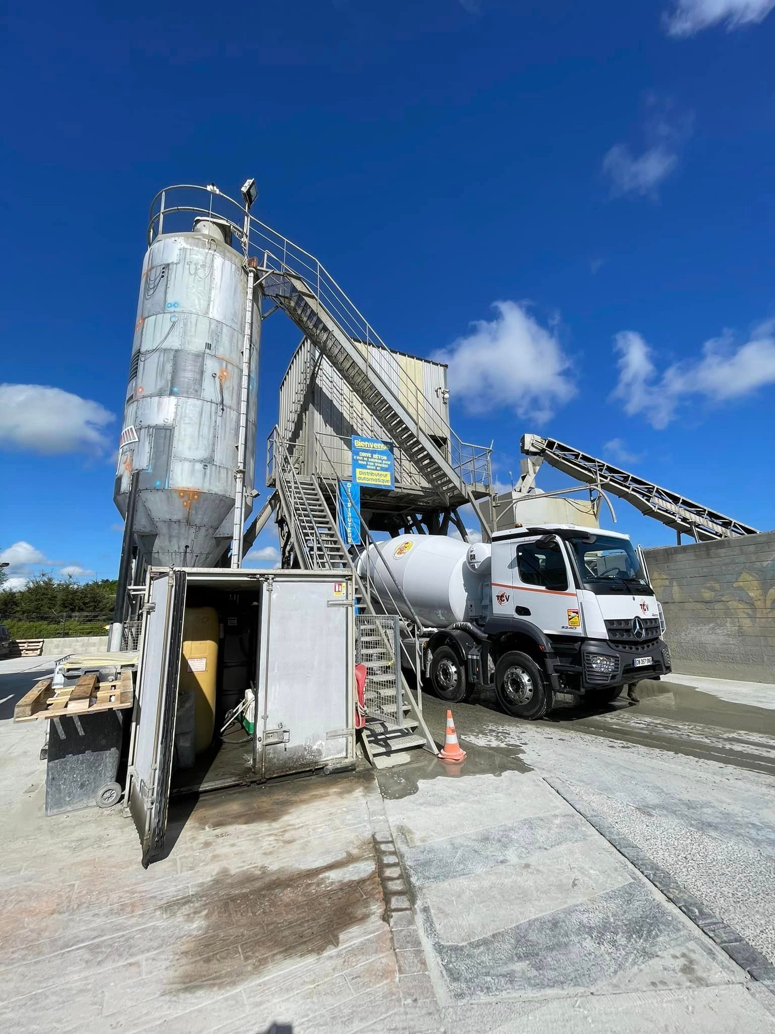 Camion se chargeant en béton dans les locaux de Drive Béton
