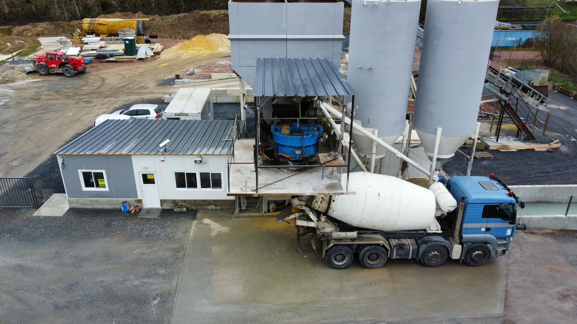 Centrale béton de Drive Béton avec camion à la cabine bleue