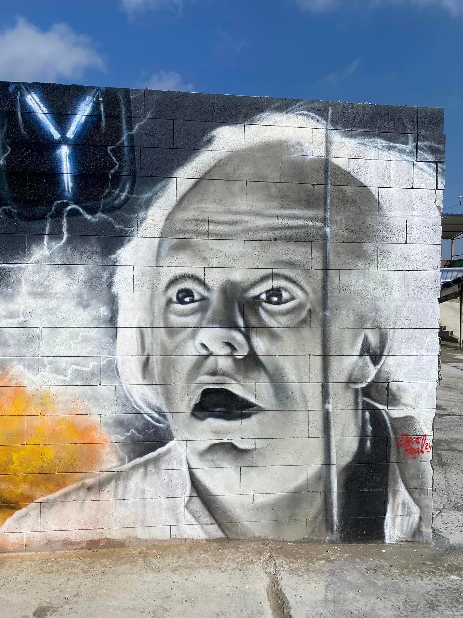 Fresque d'un mur de Drive Béton représentant le Doc dans Retour vers le futur