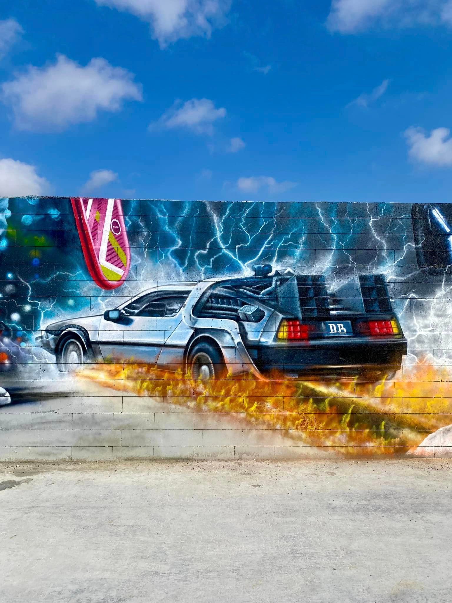 Fresque d'un mur de Drive Béton avec la Delorean de Retour vers le futur