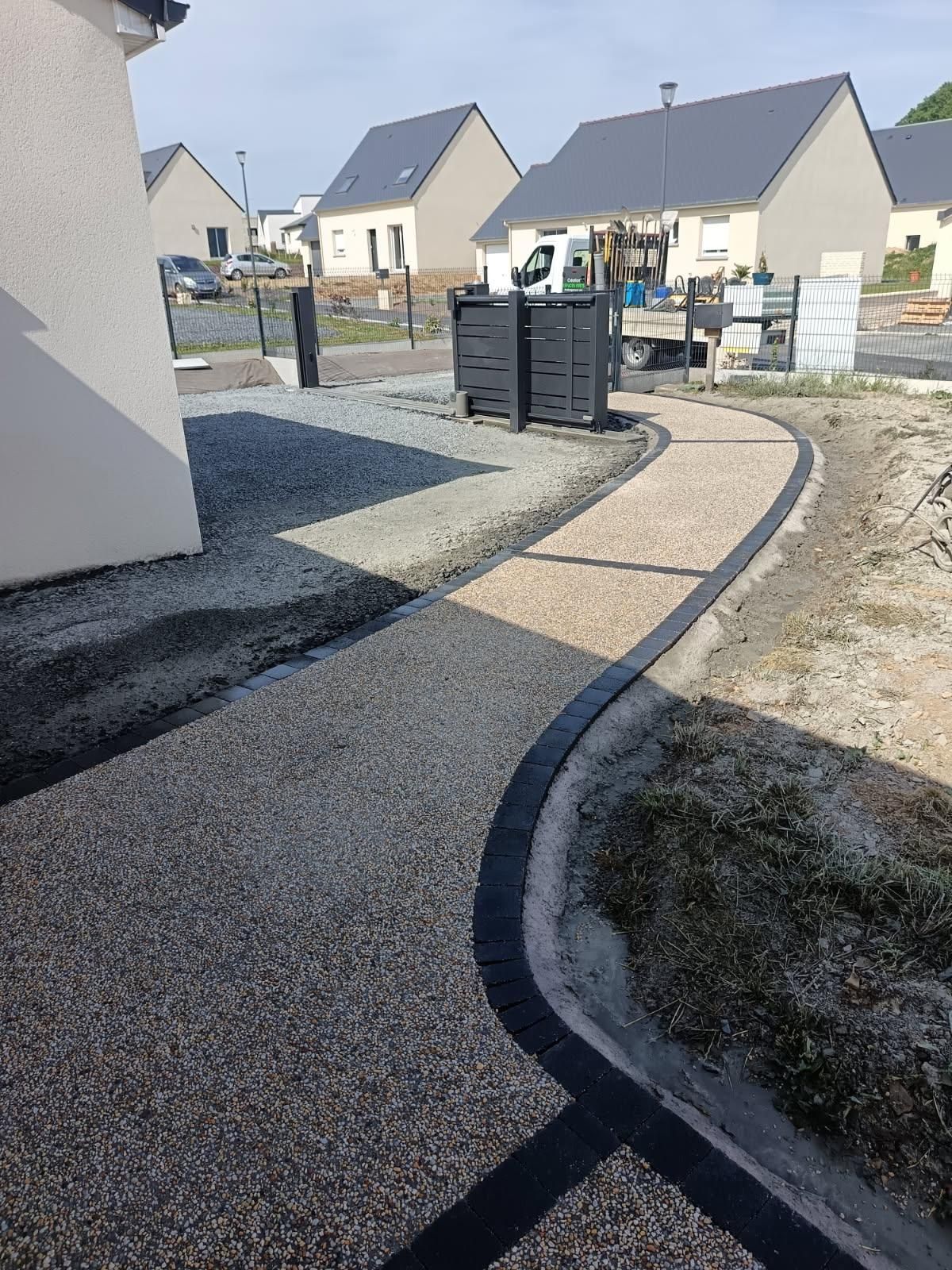 Béton beige désactivé pour faire une allée.