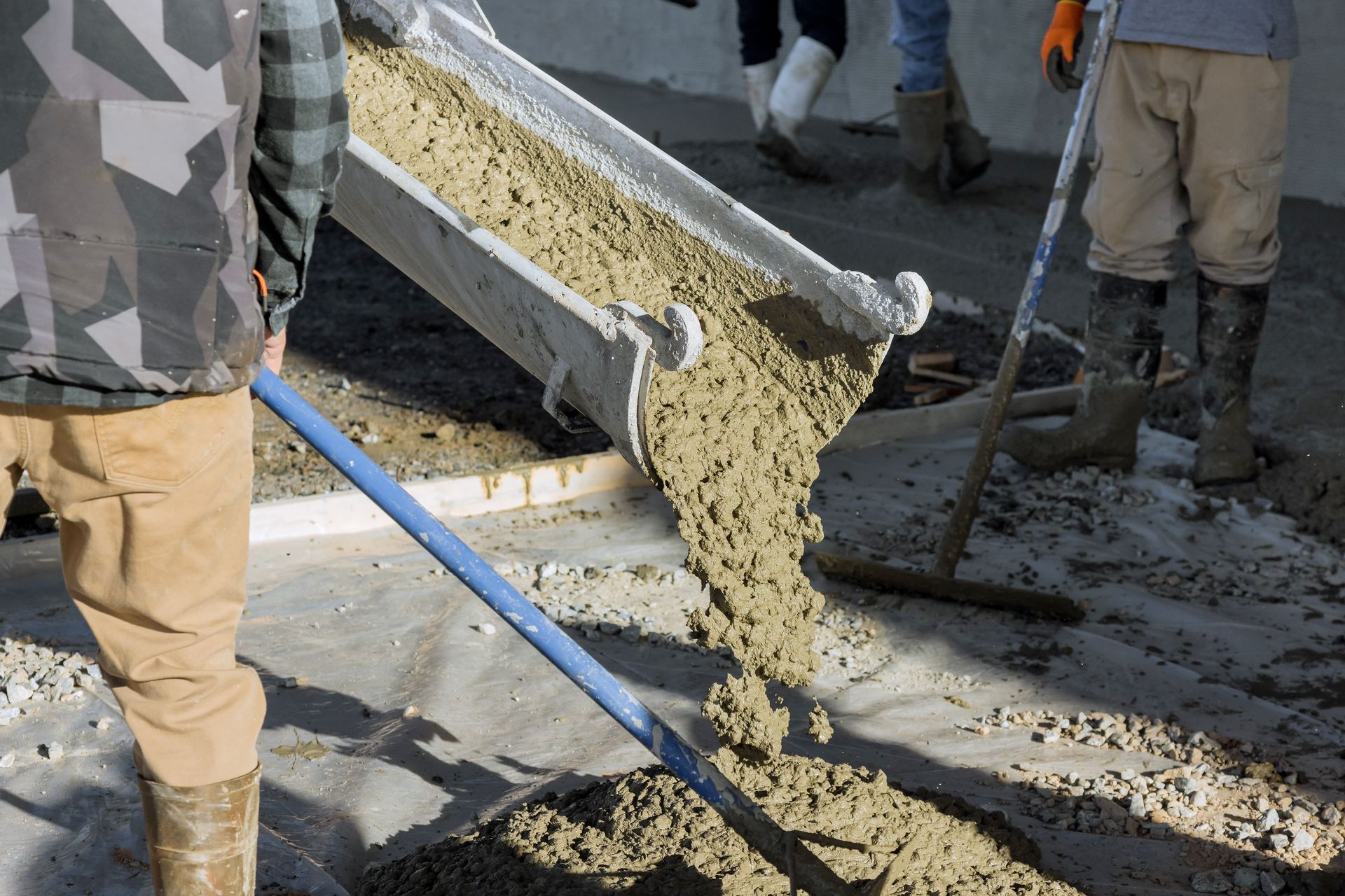 Groupe de personnes faisant couler du béton