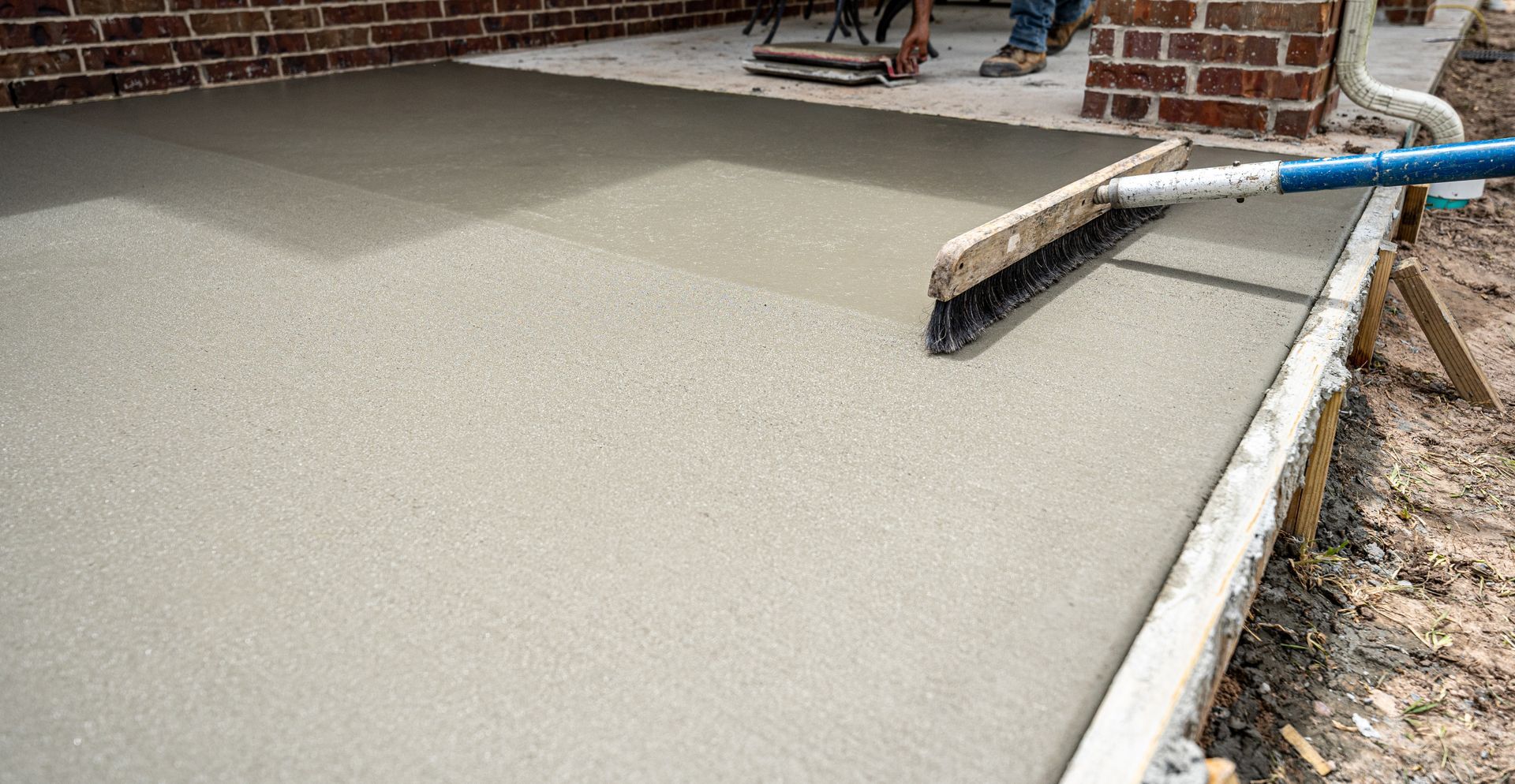 Personne lissant du béton avant séchage