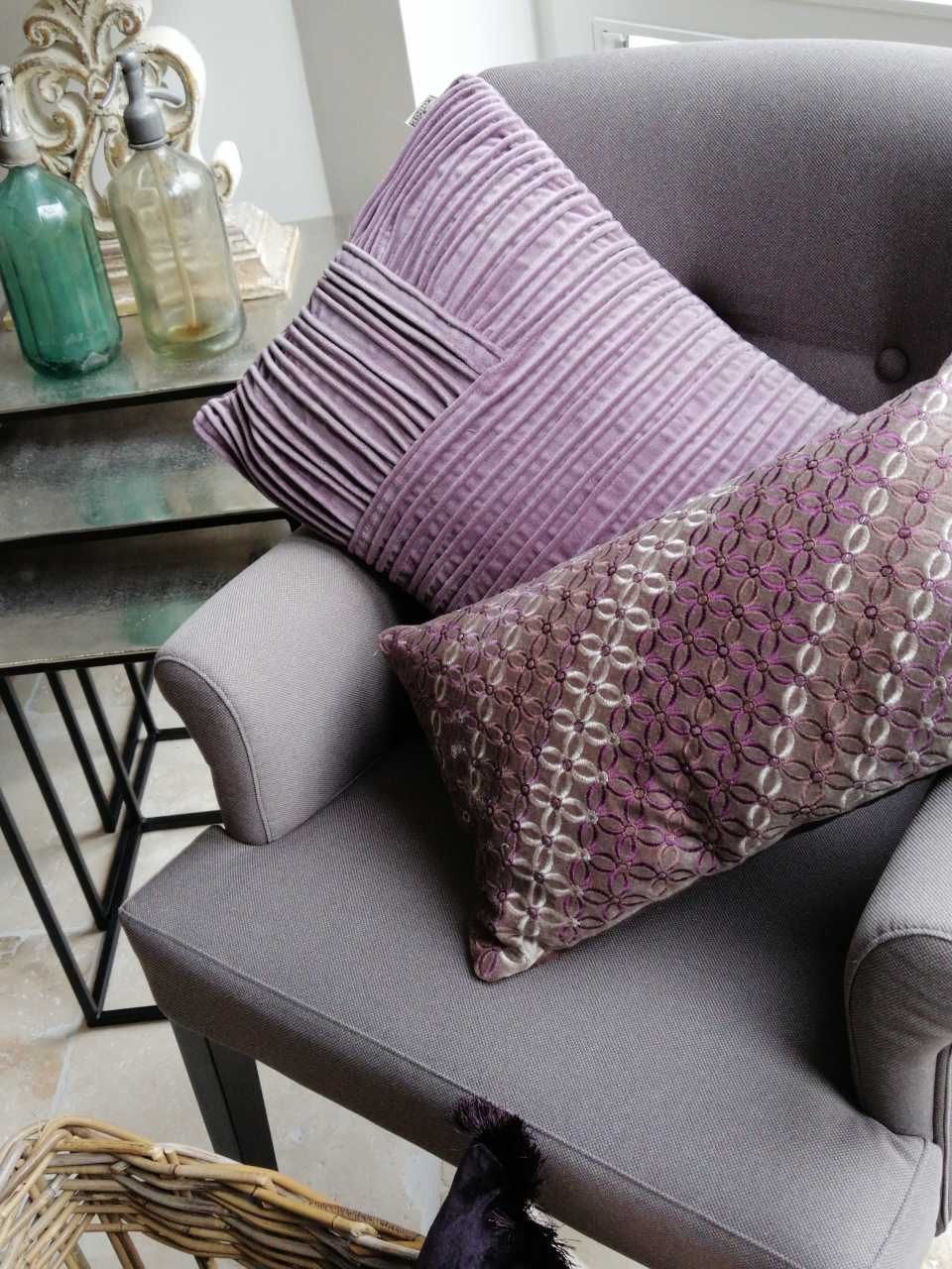 dunkelgrauer Stoffstuhl mit violetten Kissen