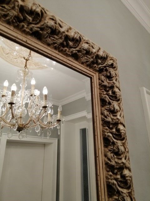 Spiegel mit dunkelgoldenem Barockrahmen