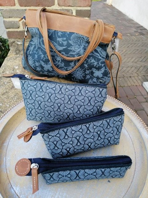 Blaue Ledertaschen mit hellbraunen Akzenten