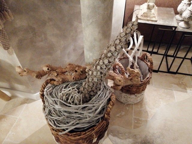 Natürliche Wohndekoration mit Ästen und Körben