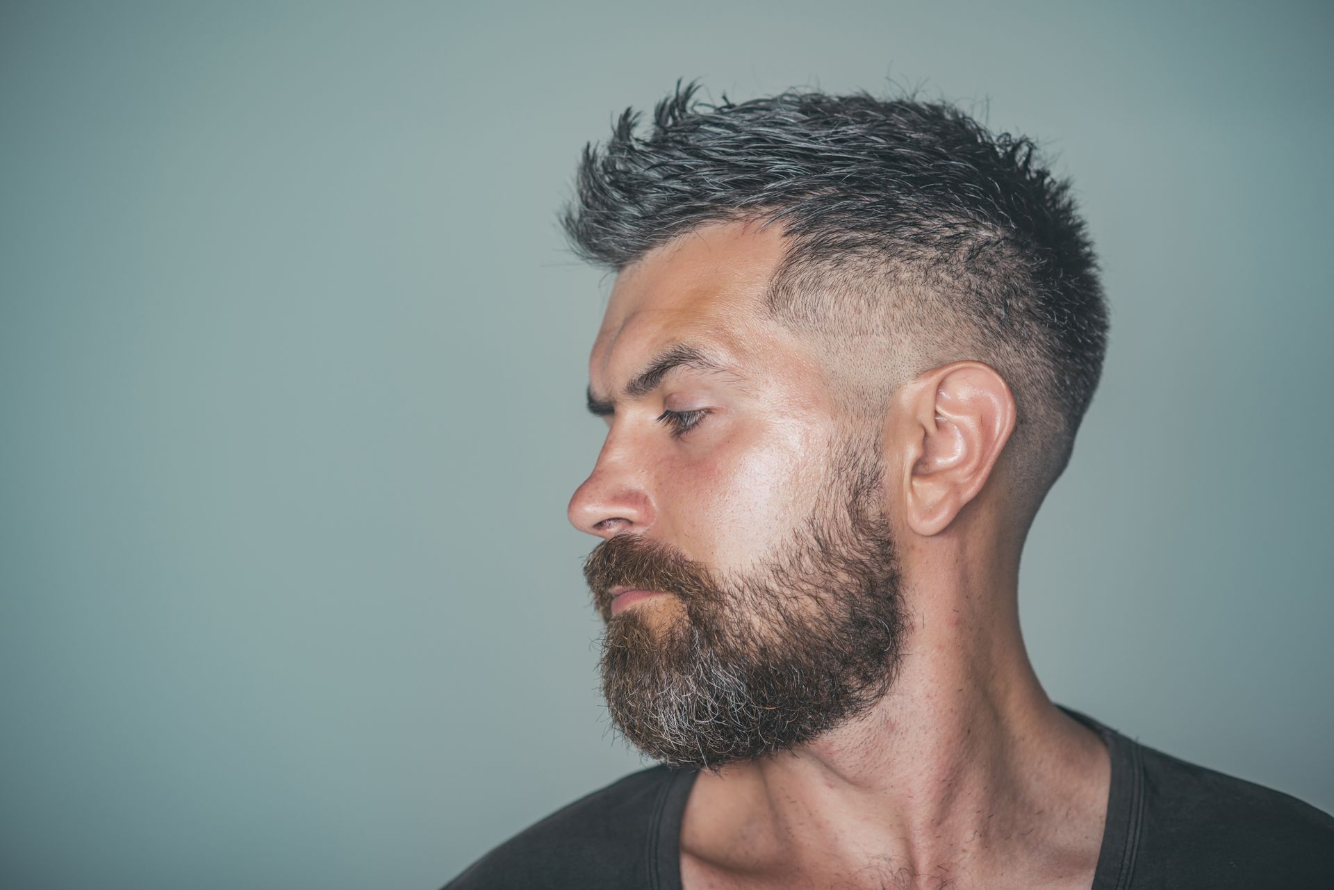 Homme cheveux courts avec barbe