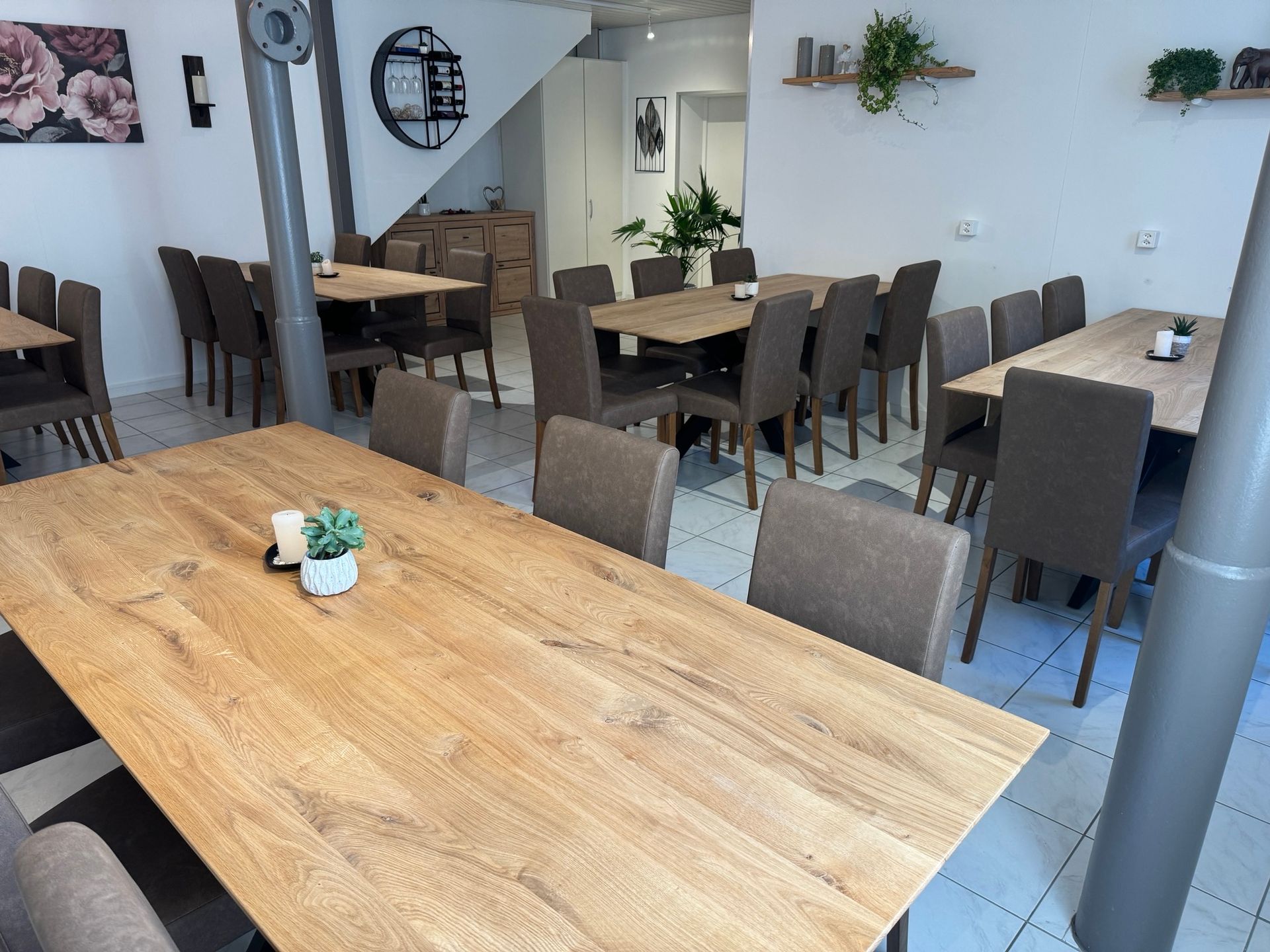 Tisch und Stühle der Stube 18