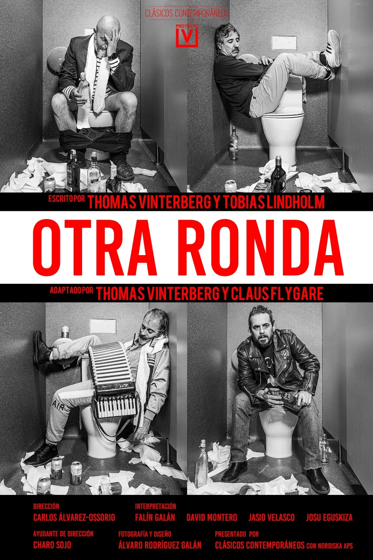 Póster de película en blanco y negro de cuatro hombres en baños. Título: Otra Ronda, en rojo. Hombres con alcohol en la mano; algunos sonriendo.