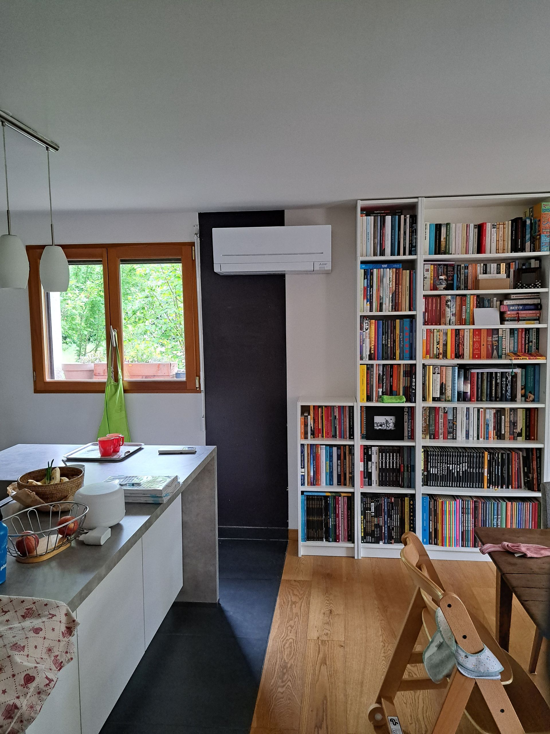 Pac accrochée au mur d'une cuisine