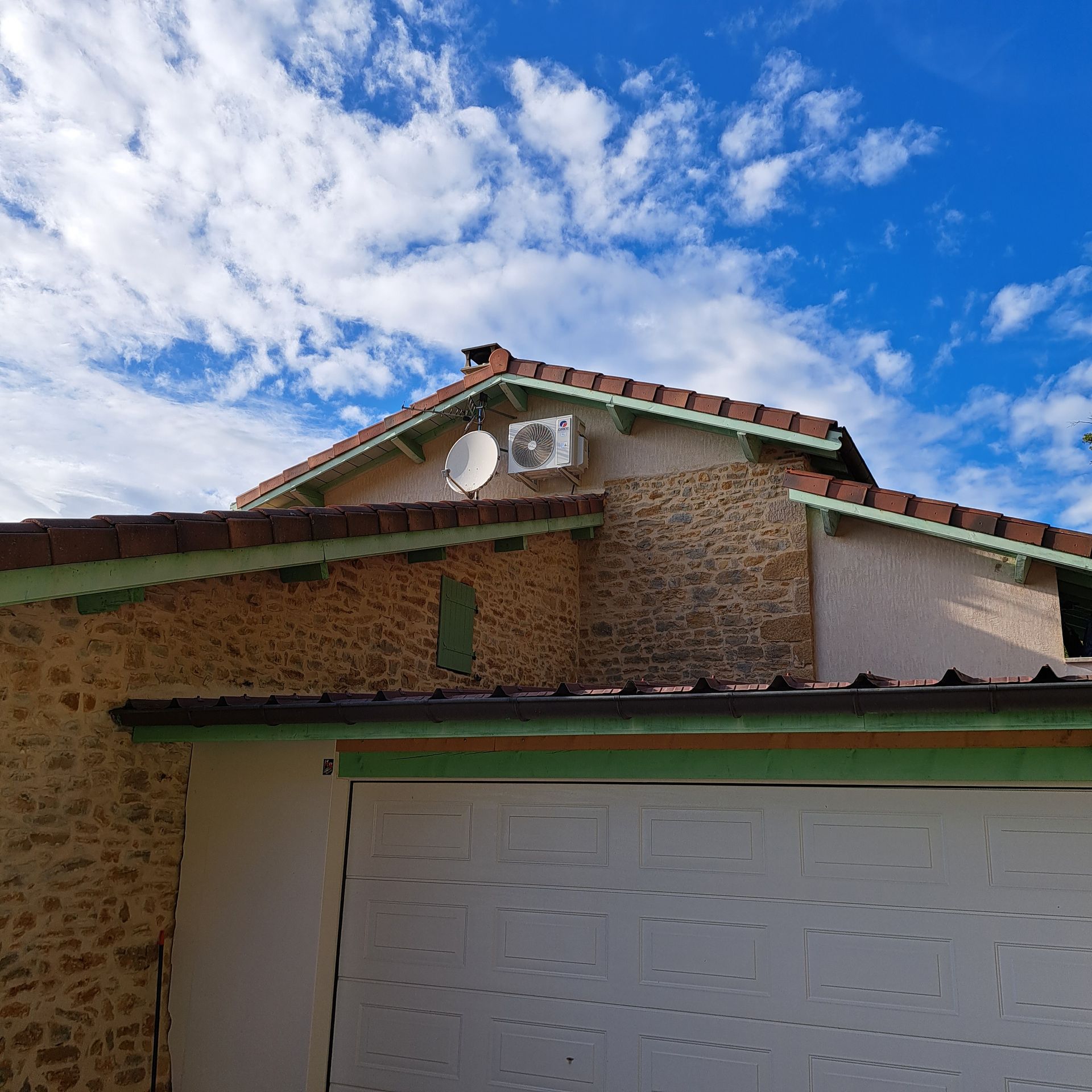 Pompe à chaleur sur le mur extérieur de la maison