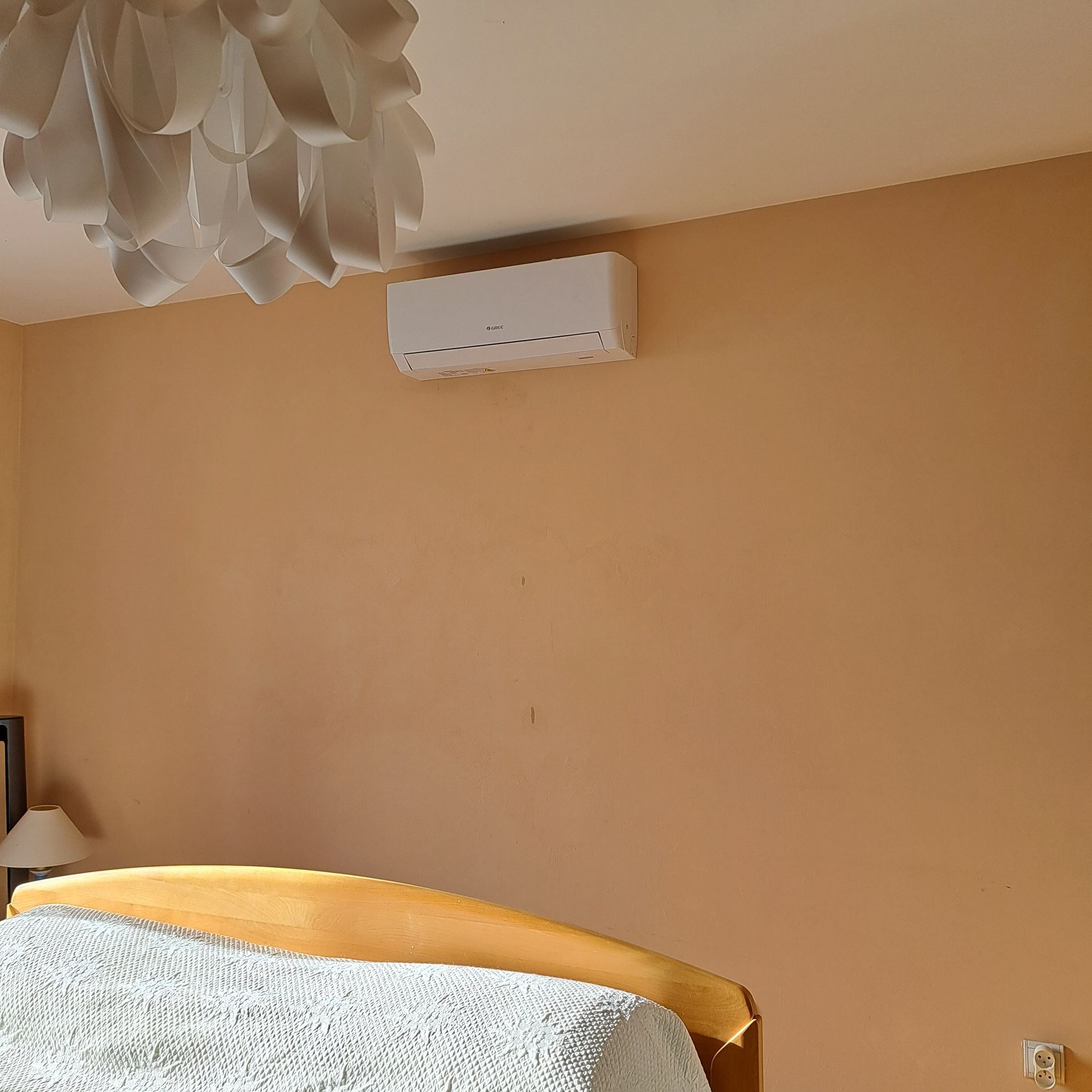 Climatisation sur un mur orangé