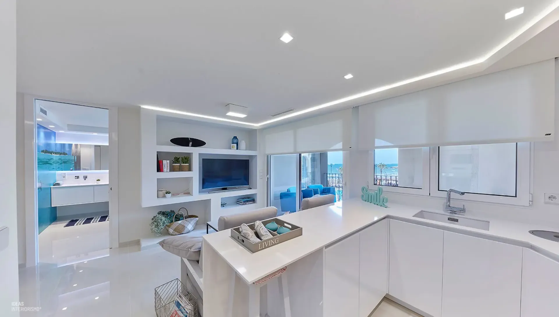 Moderna cocina blanca de concepto abierto y sala de estar
