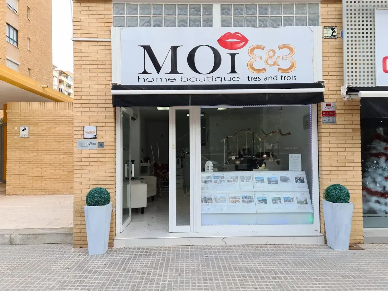 Acogedora sala de estar con sofá seccional, mesa de café y área de cocina abierta.