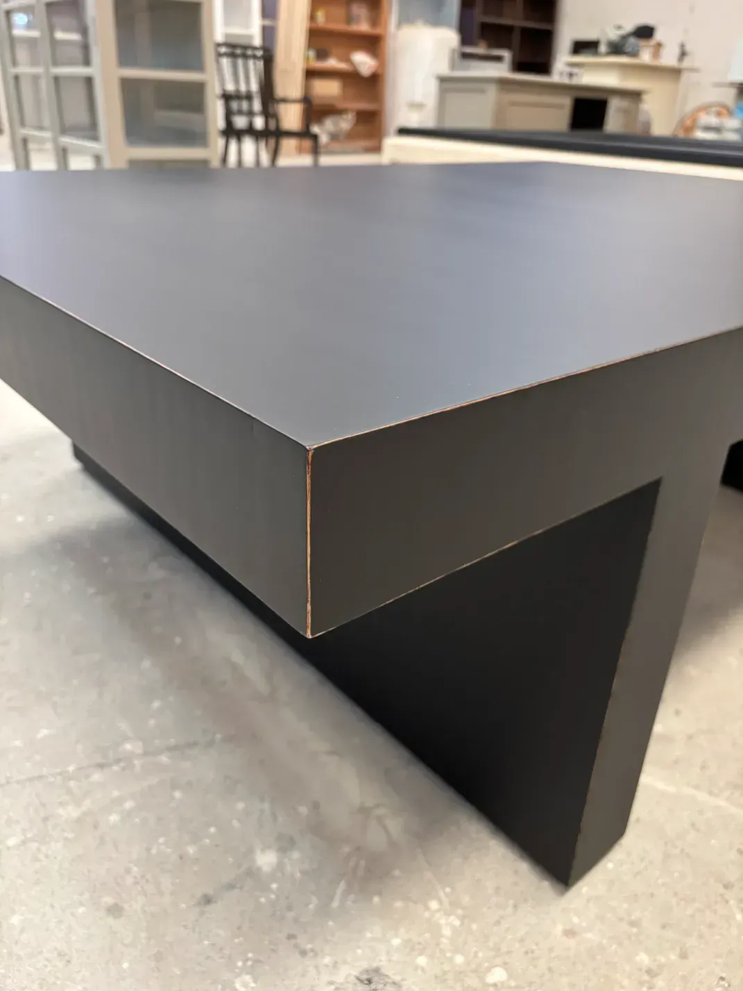 Mesa de centro moderna color gris oscuro con base geométrica, para interior.