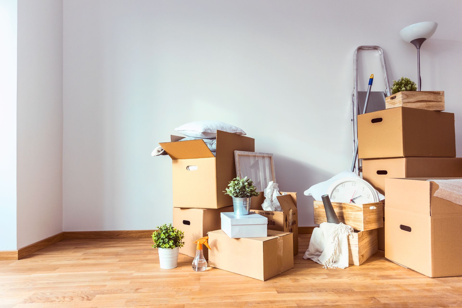 Cartons dans une chambre
